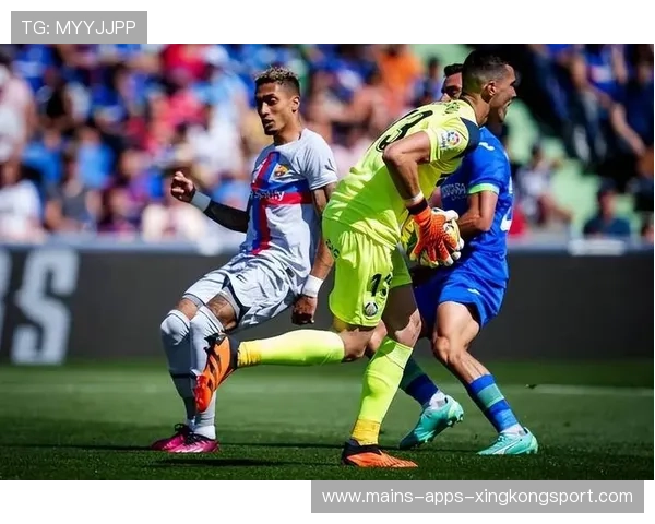 巴萨的传切配合在比赛中多次奏效：从控球到穿透的高效语言